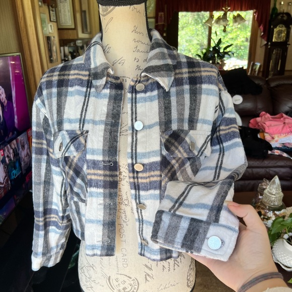 Woman’s Zara plaid cropped jacket - Picture 12 of 16